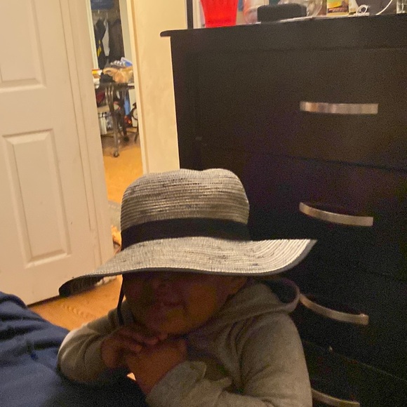 Black and white hat swirl wide brim - Picture 1 of 8